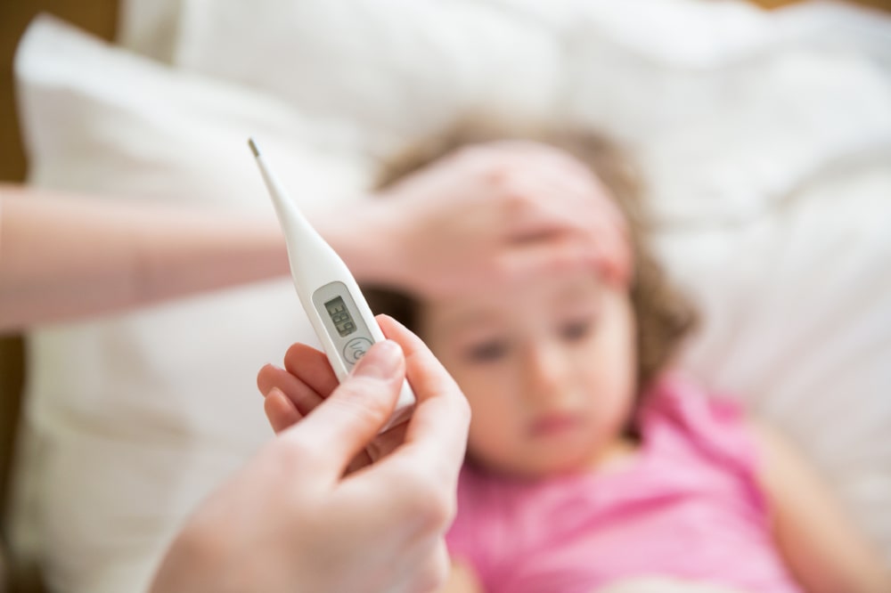 Стоит ли и чем сбивать температуру у ребенка?
